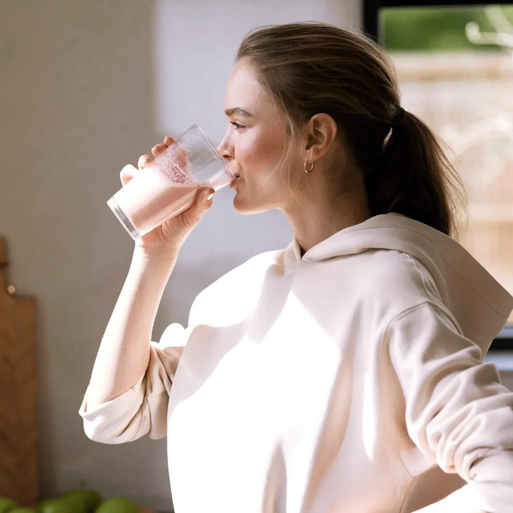Mujer tomando un batido de proteína