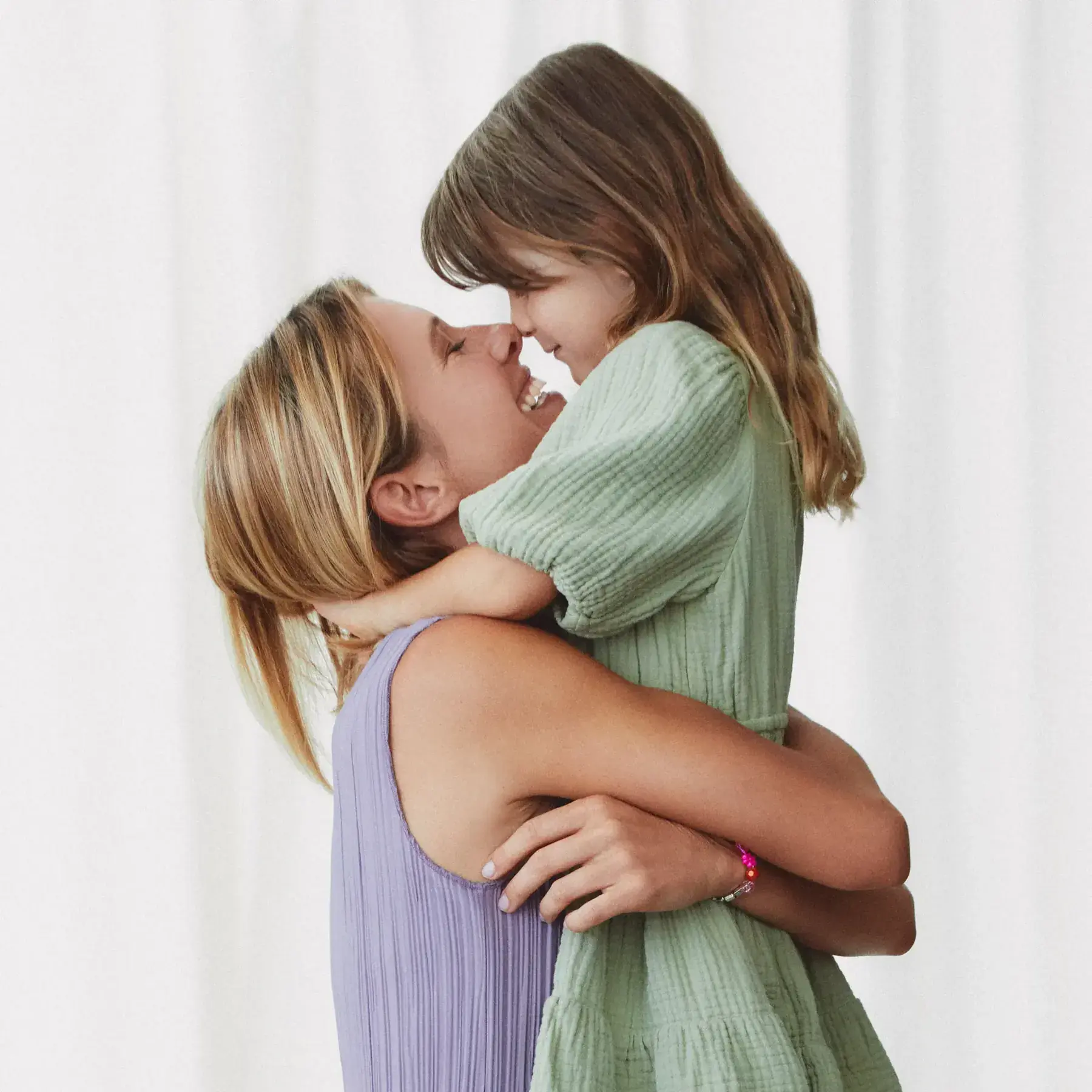 Mamá abrazando a su hija